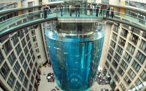 Estalló el acuario cilíndrico más grande del mundo en Berlín