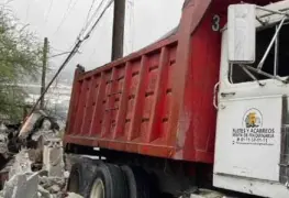 Camión choca contra casa y hiere a tres niñas que veían la TV