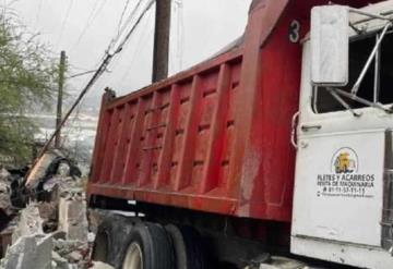 Camión choca contra casa y hiere a tres niñas que veían la TV