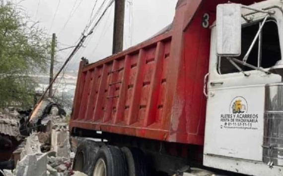 Camión choca contra casa y hiere a tres niñas que veían la TV