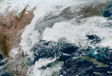 Tormenta invernal siembra caos en Estados Unidos; Biden pide extremar medidas