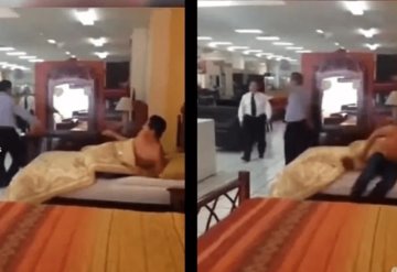 ¡No dejan dormir en paz! Hombre se duerme en cama de mueblería; lo quieren sacar y se hace viral: "llámale a los estatales"