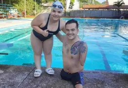 La nadadora Naomi Somellera está entrenando en Comalcalco junto al medallista paralímpico Gustavo Sánchez