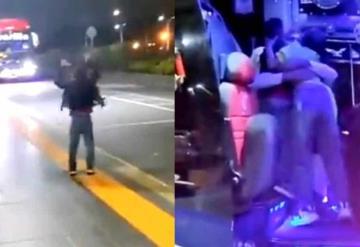 Hijos se encuentran con su papá chofer en la carretera para darle su abrazo de Año Nuevo; video conmueve