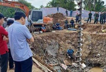 Rescatistas intentan salvar a un niño en Vietnam que lleva varios días en un pozo de 35 metros