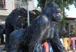 Personas crean obras gigantes con llantas de la basura