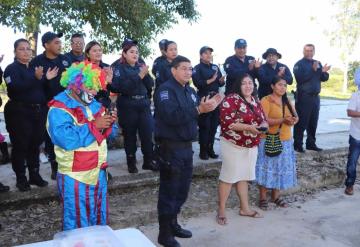 Policías de Jalapa llevan alegría de los Reyes Magos a Huacta y Tequila