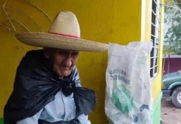 "Don Chuita", un hombre ciego que recorre las calles de Huimanguillo vendiendo verduras a los 93 años de edad