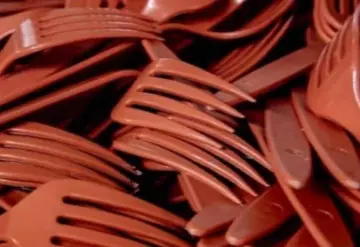 Es para proteger a las futuras generaciones: Reino Unido prohibirá los cubiertos y platos de plástico