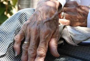 En Guadalajara abuelita de 73 años fue abandonada y encerrada en su casa