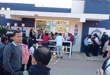 Maestros egresados cierran escuela normal en Balancán por retraso en la entrega de títulos profesionales