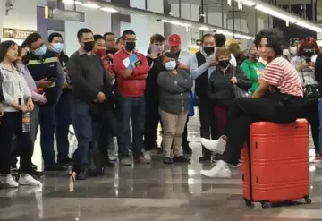 Flor Amargo cantó en la estación Zapata de Línea 12