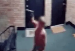 Video: Niño fue grabado jugando con una pistola; detienen a su padre