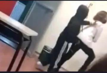 Alumna amenaza a su maestra con unas tijeras, en Guanajuato