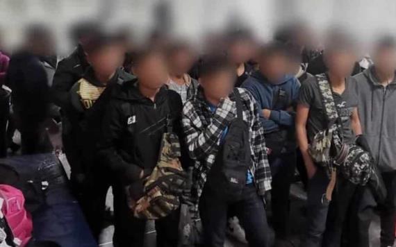 En Chihuahua hallan tráiler con 57 niños migrantes