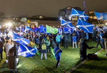 En Escocia, la población se manifiesta con antorchas reclamando la reincorporación a la UE