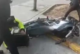 Polis llevan moto al corralón y se les cae; dueño pide indemnización