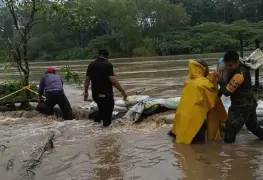 Rio de la Sierra sobrepasa bordo en ejido Zapata de Jalapa