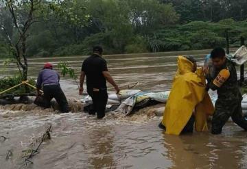 Rio de la Sierra sobrepasa bordo en ejido Zapata de Jalapa