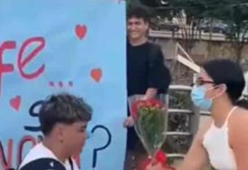 Estudiante se le declara a guapa maestra; su respuesta sorprendió en redes