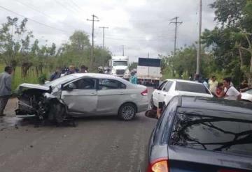 Chofer quedó atrapado entre los fierros de un Tsuru