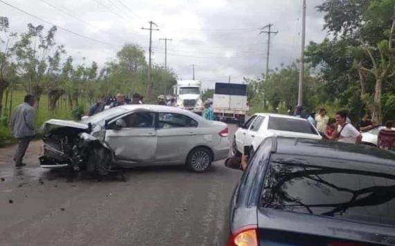 Chofer quedó atrapado entre los fierros de un Tsuru