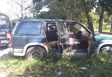 Hallan cadáver de masculino en camioneta abandonada