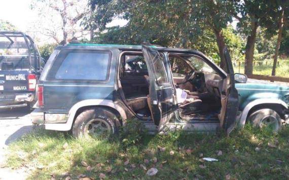 Hallan cadáver de masculino en camioneta abandonada