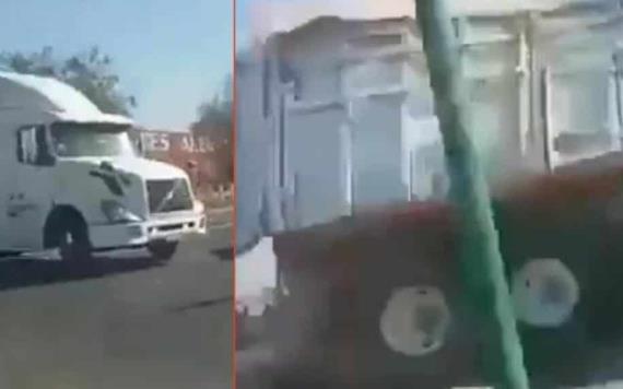 Tráiler con doble remolque intenta ganarle a tren y lo impacta en Celaya