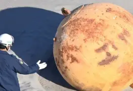 Video: Hallan misteriosa esfera de metal sobre una playa en Japón