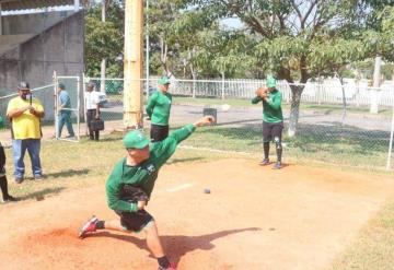 El pitcher tabasqueño Jesús Broca y el yucateco Daniel Nuñez lucieron en sesión de bullpen en el minicampo de Olmecas de Tabasco
