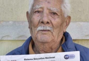 Adulto mayor termina la primaria a sus 92 años en Guanajuato