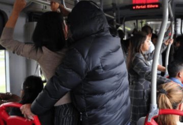 Halagos, piropos y miradas lascivas en el transporte público ya están tipificadas como acoso