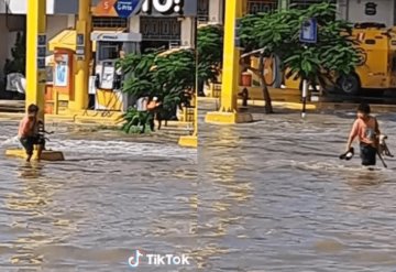 Niño carga a perro para ayudarlo a cruzar avenida inundada; tierno video se vuelve viral