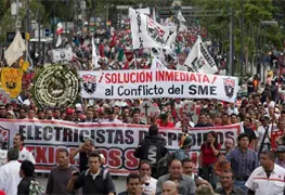 Electricistas del SME marchan para exigir prisi&oacute;n a Felipe Calder&oacute;n