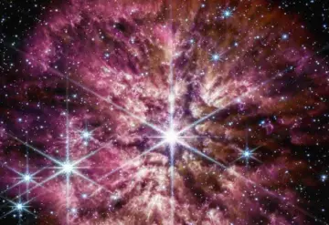 James Webb capta estrella en una fase rara vez vista con forma de flor