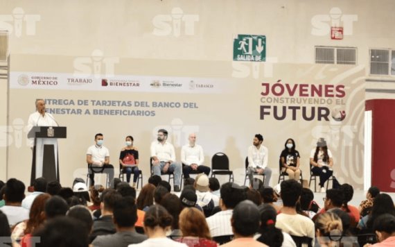 Entregan tarjetas del banco Bienestar a Jóvenes Construyendo el Futuro