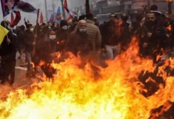 Francia protesta tras la aprobación de la reforma de las pensiones: Hay que bloquear el país