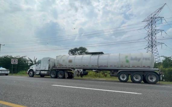 En Tabasco, Guardia Nacional asegura tractocamión con aproximadamente 40 mil litros de combustible