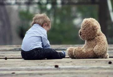 Madrastra mata a golpes a niño autista de tres años; filmó cuando agonizaba