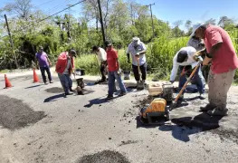 Avanza ayuntamiento de Comalcalco en mantenimiento de la carretera principal de la ranchería Gregorio Méndez