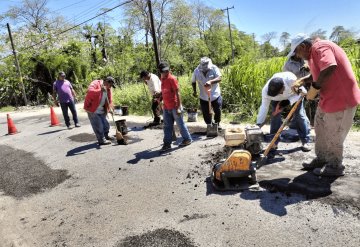 Avanza ayuntamiento de Comalcalco en mantenimiento de la carretera principal de la ranchería Gregorio Méndez