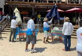 Desalojan sombrillas a restaurantes a orilla de playa por cobros excesivos en Oaxaca
