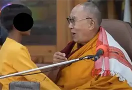Video: Dalai Lama es criticado por besar a ni&ntilde;o en la boca; pide disculpas