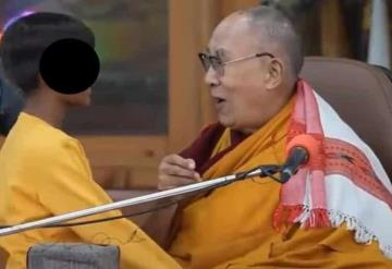 Video: Dalai Lama es criticado por besar a niño en la boca; pide disculpas