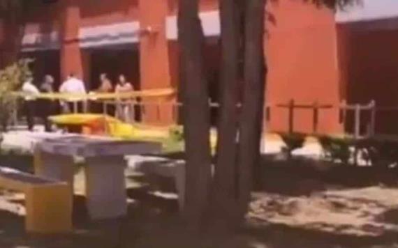 Niña de una secundaria fallece al caer de un segundo piso, su familia dice que la aventaron