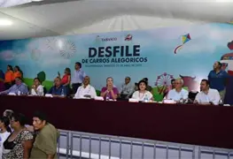 Reviven embajadoras con su belleza tradicional desfile de carros aleg&oacute;ricos