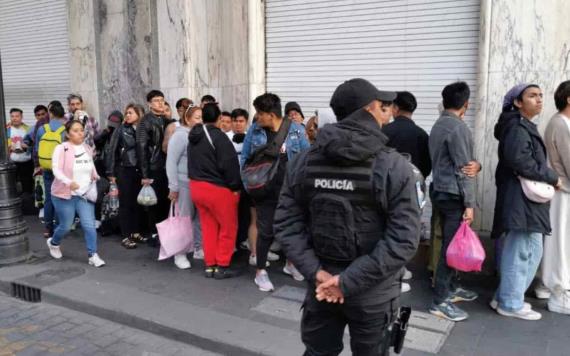 Fans de Rosalía acampan en inmediaciones del Zócalo para su concierto