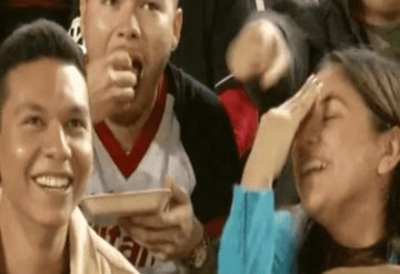 Joven pasa incómodo momento en ´Kiss Cam´ luego de que su acompañante besara a otro