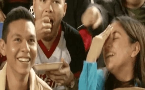 Joven pasa incómodo momento en ´Kiss Cam´ luego de que su acompañante besara a otro